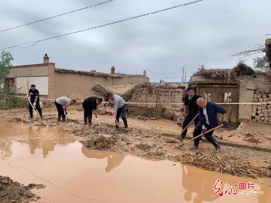 甘肃高台县出现强降雨天气 干群合力抢险救灾