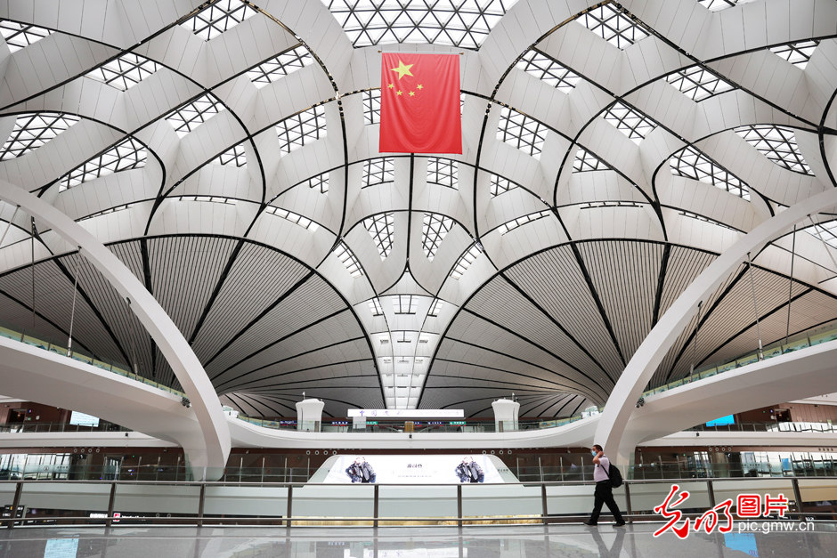 【绿水青山“瞰”中国之太空影像篇】北京大兴机场：凤凰展翅谱新篇