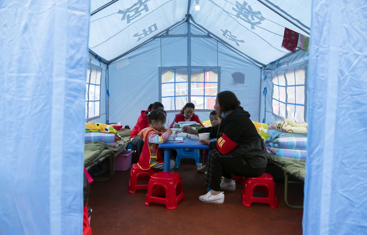 9月9日，在四川省石棉县新民乡海耳村临时安置点，老师带领孩子们吃午饭。新华社记者 才扬 摄