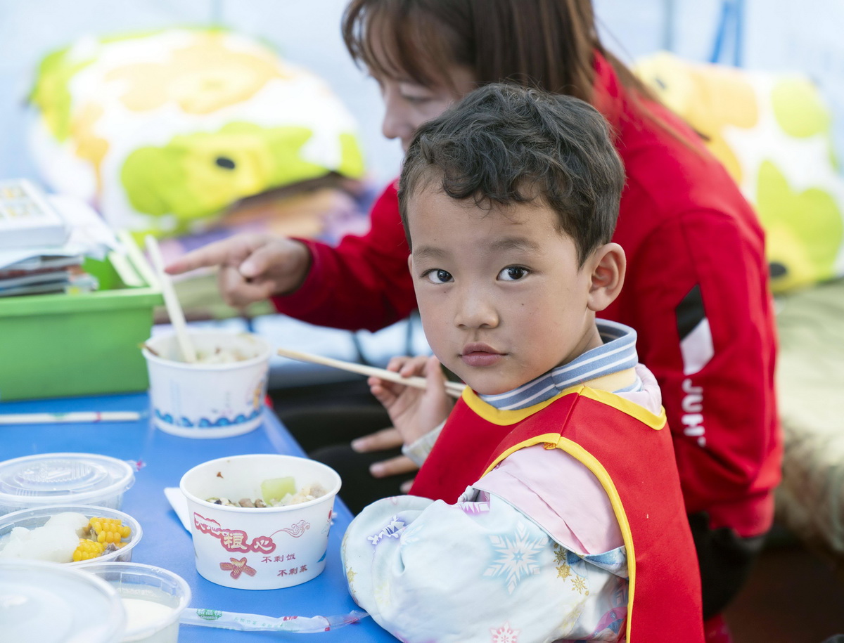 9月9日，在四川省石棉县新民乡海耳村临时安置点，小朋友在吃午饭。新华社记者 才扬 摄
