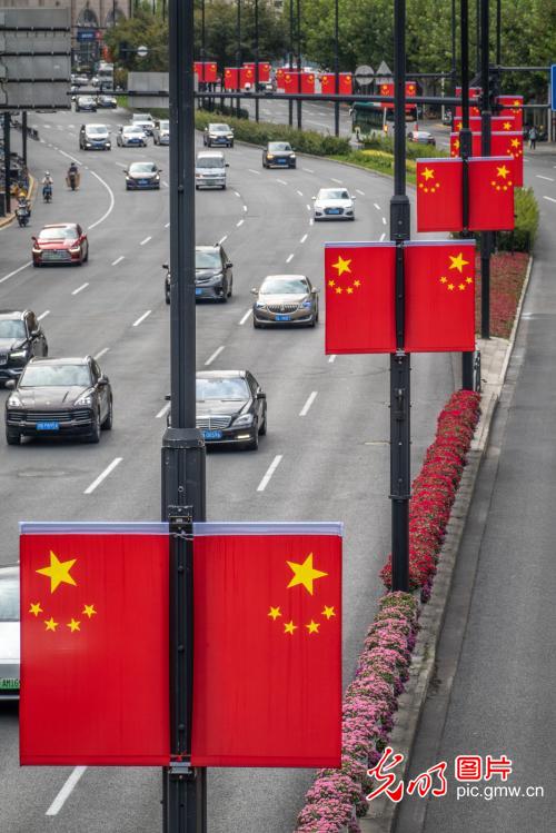 上海徐家汇街头挂起五星红旗迎接国庆节