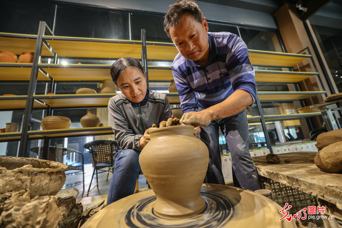 山东青岛：汉代制陶技艺吸引游客竞相体验