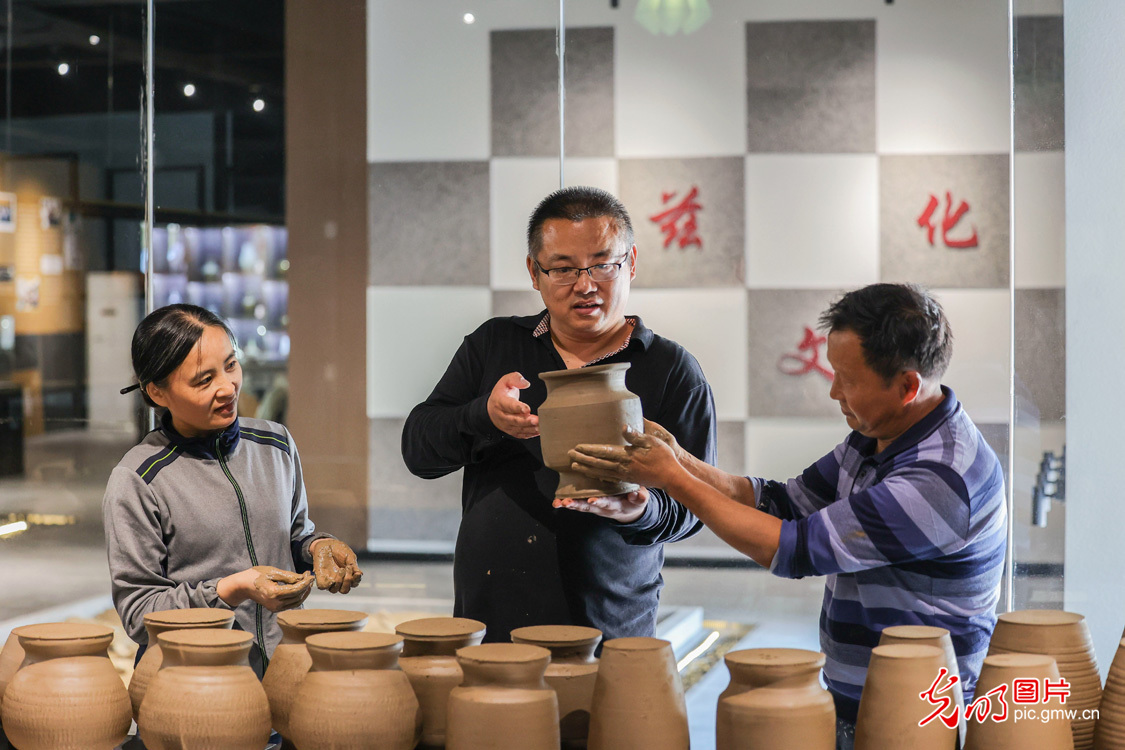 山东青岛：汉代制陶技艺吸引游客竞相体验