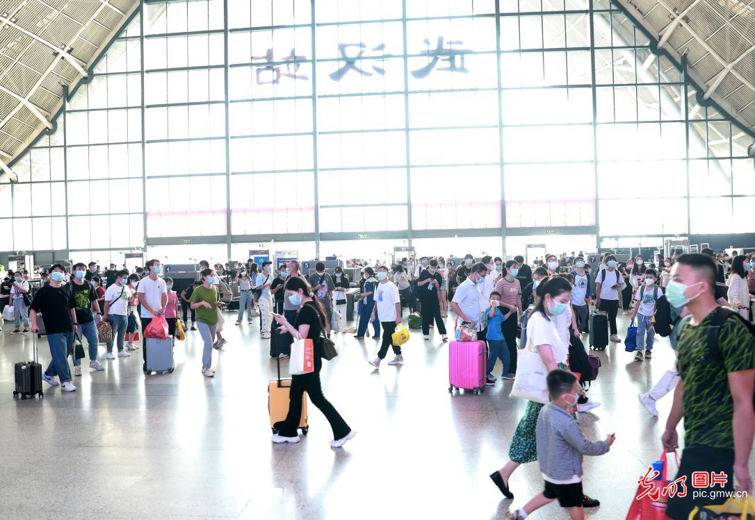 湖北武汉：铁路迎来国庆节出行大客流