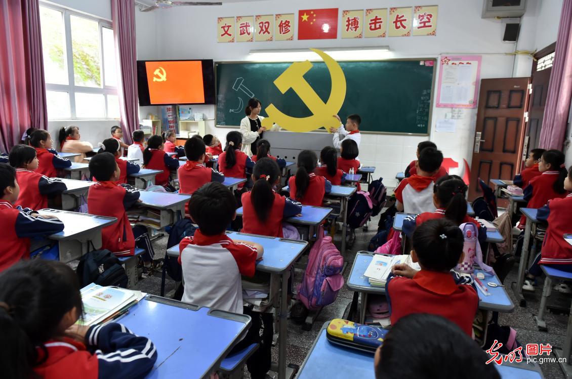 党徽润童心 喜迎二十大
