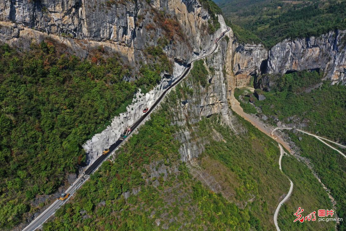 崖壁公路修建忙