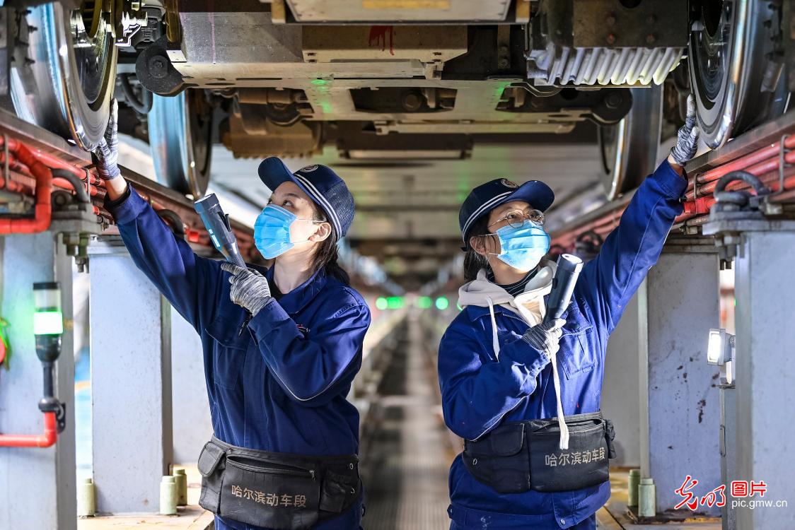 动车“体检” 护航冬季运输