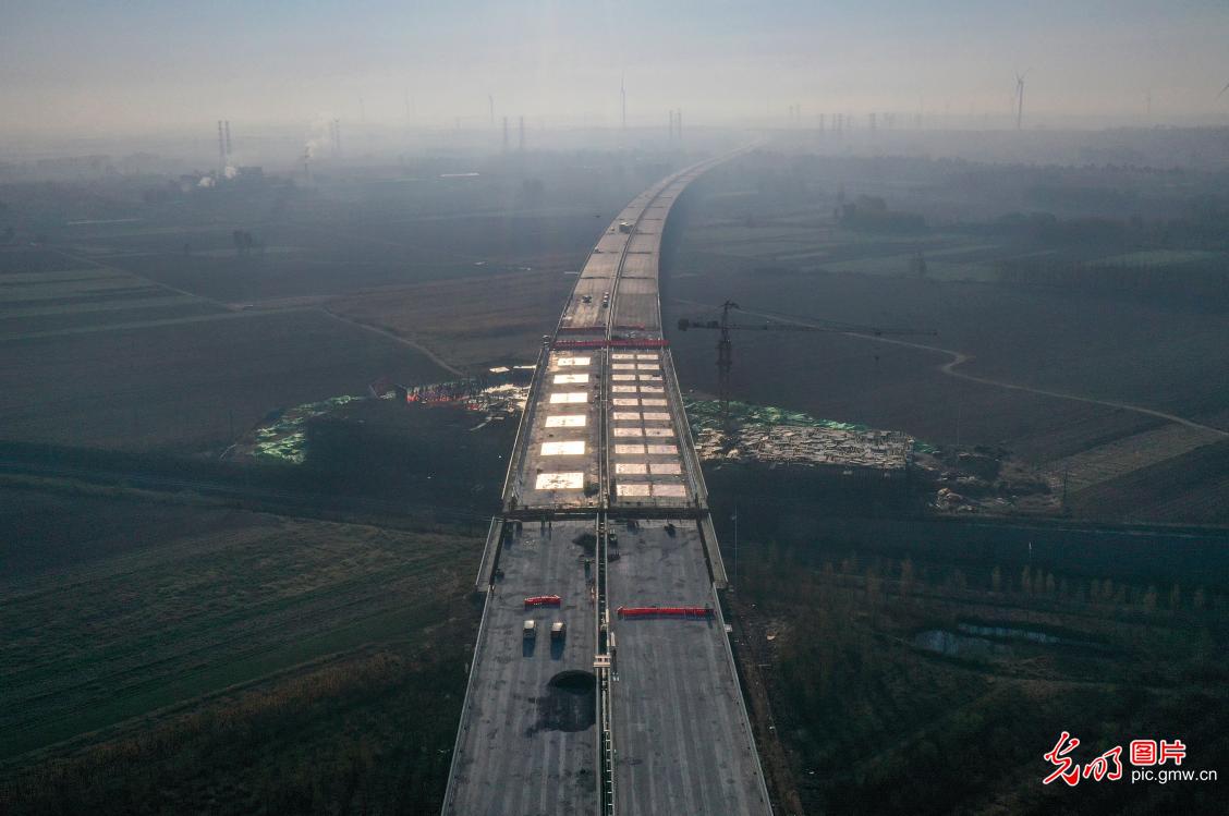济青高速中线跨胶新铁路转体桥成功转体