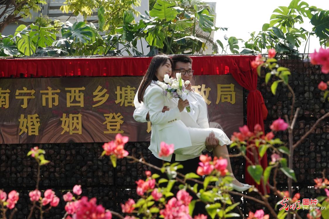广西首家公园式婚姻登记处启用 广西首家公园式婚姻登记处启用