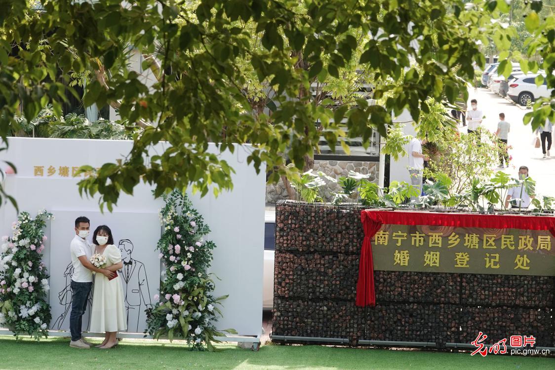 广西首家公园式婚姻登记处启用