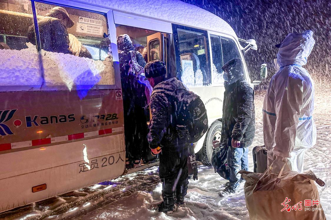 新疆喀纳斯：民警风雪护送工人返乡