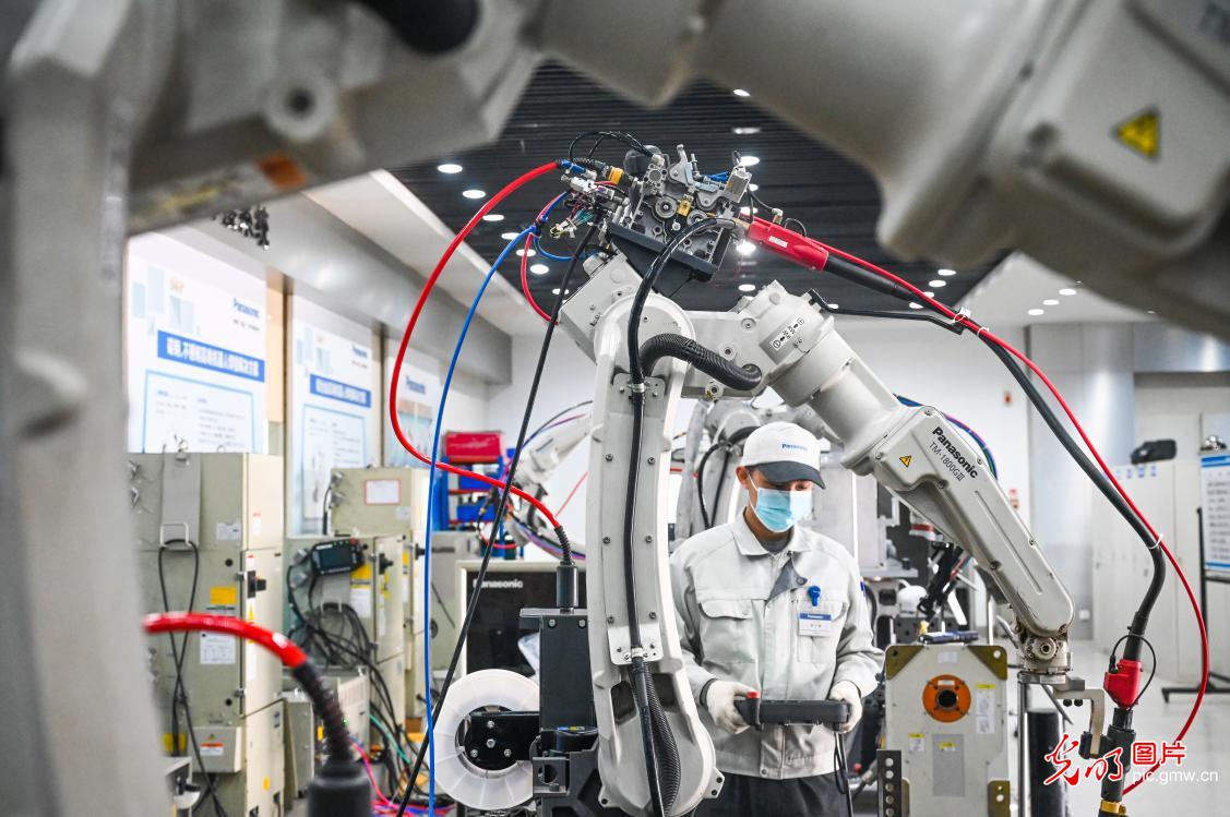 加大科技投入发展壮大机器人制造产业