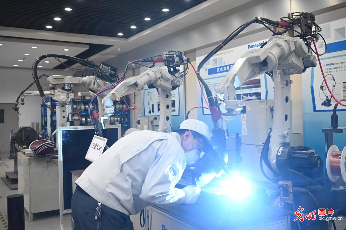 加大科技投入发展壮大机器人制造产业