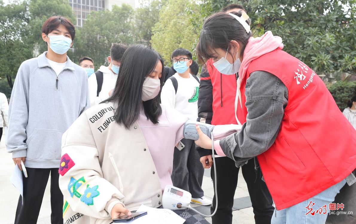 湖南衡阳：医学新生献血过大学生节