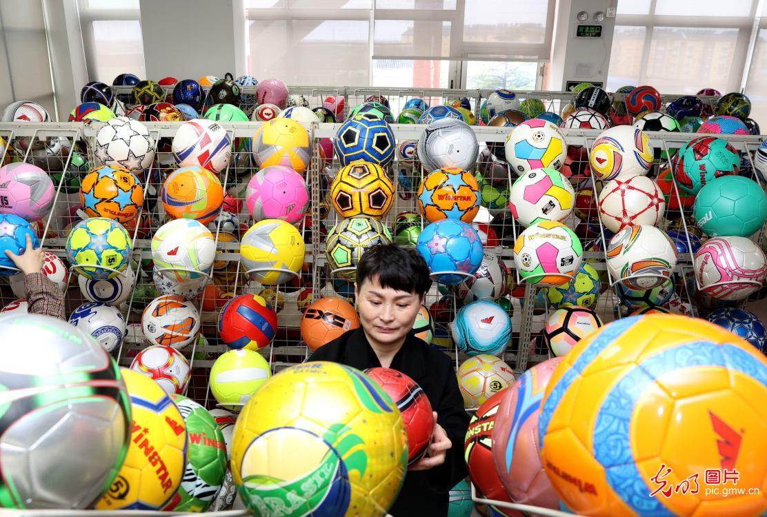 【光明图刊】世界杯背后的中国制造：江苏海门足球订单猛增超千万只