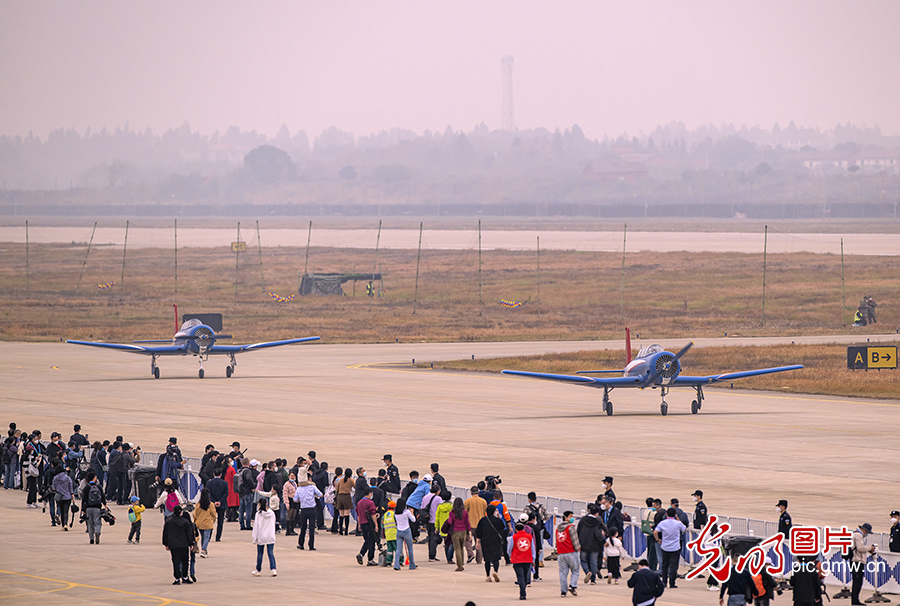 红星飞行表演队迎来首位女性飞行员 初教6编队“炫舞”南昌飞行大会