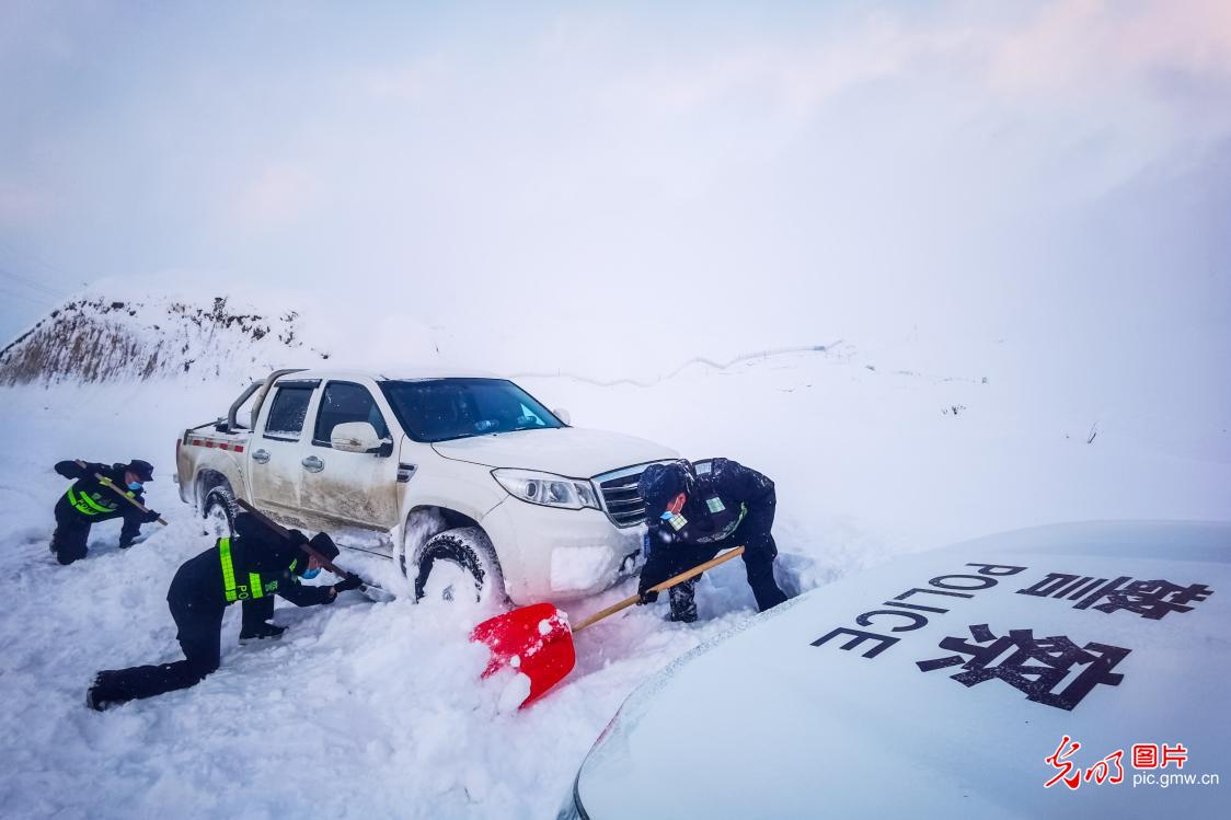 新疆伊犁：车辆被困风雪中 民警紧急救援