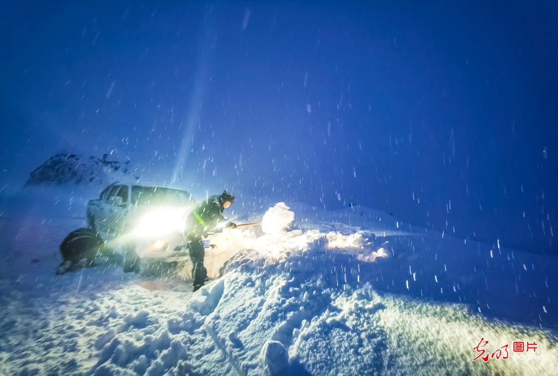 新疆伊犁：车辆被困风雪中 民警紧急救援