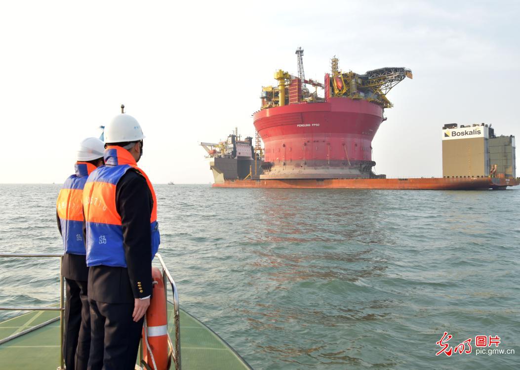 我国建造的最大圆筒型海上油气加工厂启运发往海外