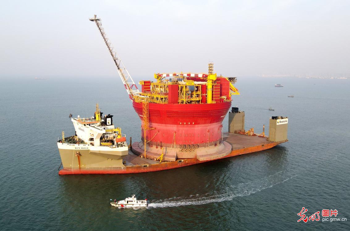 我国建造的最大圆筒型海上油气加工厂启运发往海外