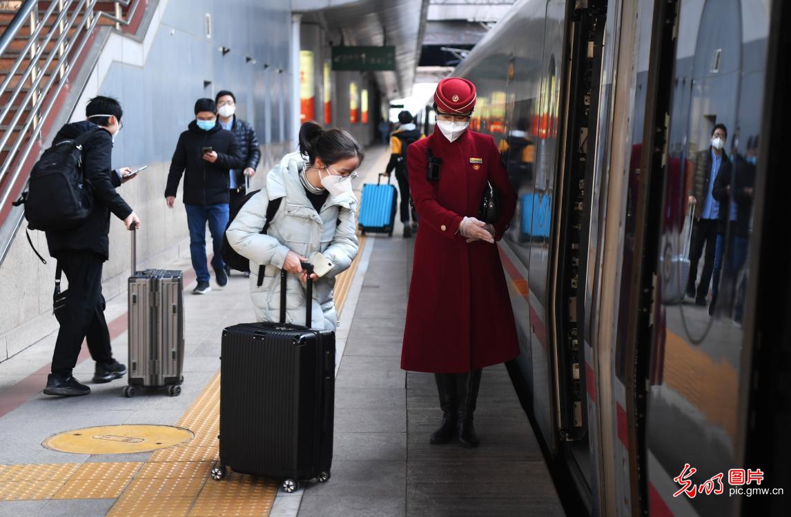 【同舟共济·同心抗疫】北京各大火车站客流明显回升