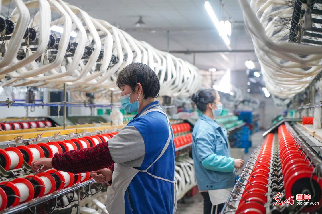浙江湖州：丝绸商品远销海外
