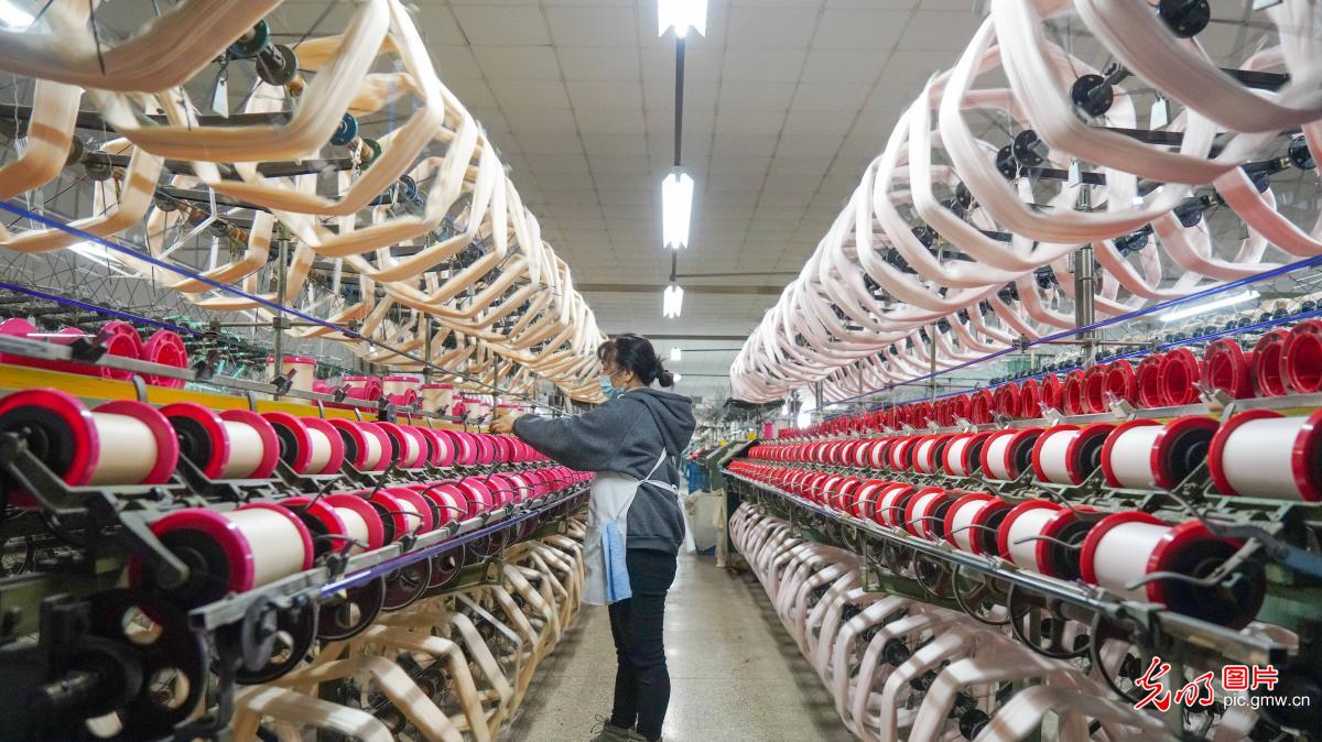 浙江湖州：丝绸商品远销海外