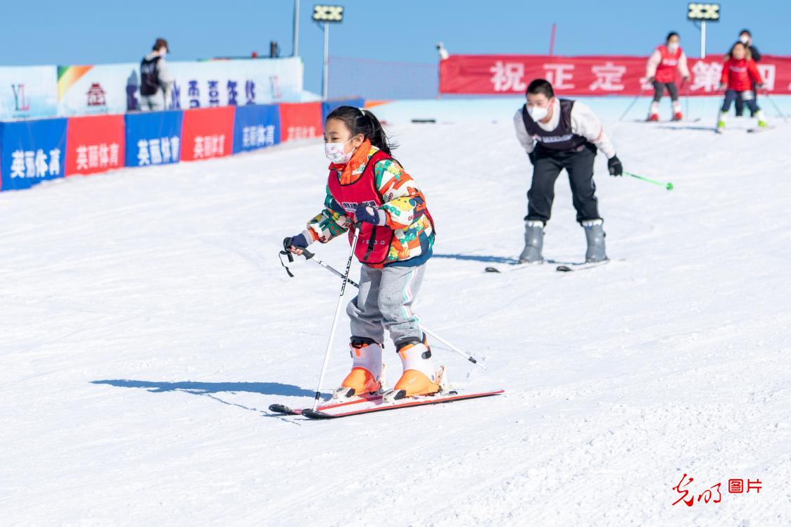 河北正定：欢乐冰雪活动迎冬至