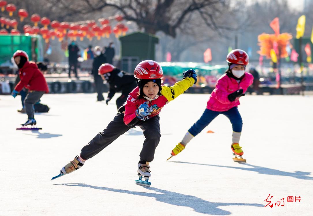呼和浩特:尽享冰雪运动乐趣 呼和浩特:尽享冰雪运动乐趣