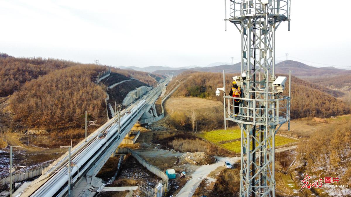 新春走基层•【春节我在岗】检修高铁通信塔 确保线路行车安全
