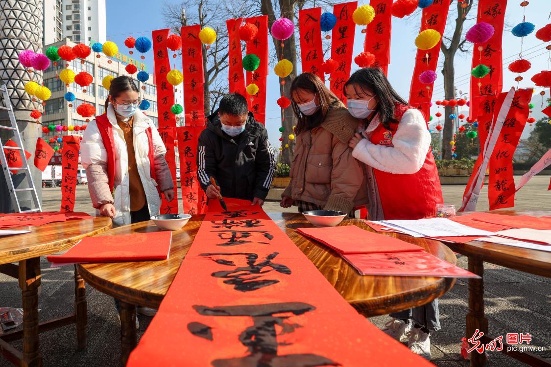 【新春走基层】写春联 送祝福 年味浓