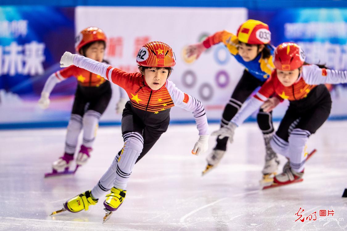 呼和浩特举办青少年短道速度滑冰公开赛