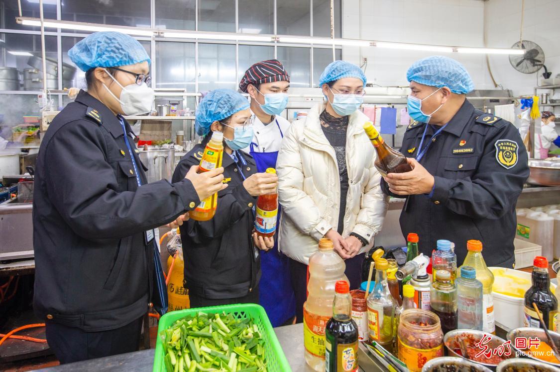 新春走基层•【春节我在岗】食品安全检查 护航“舌尖上”的春节
