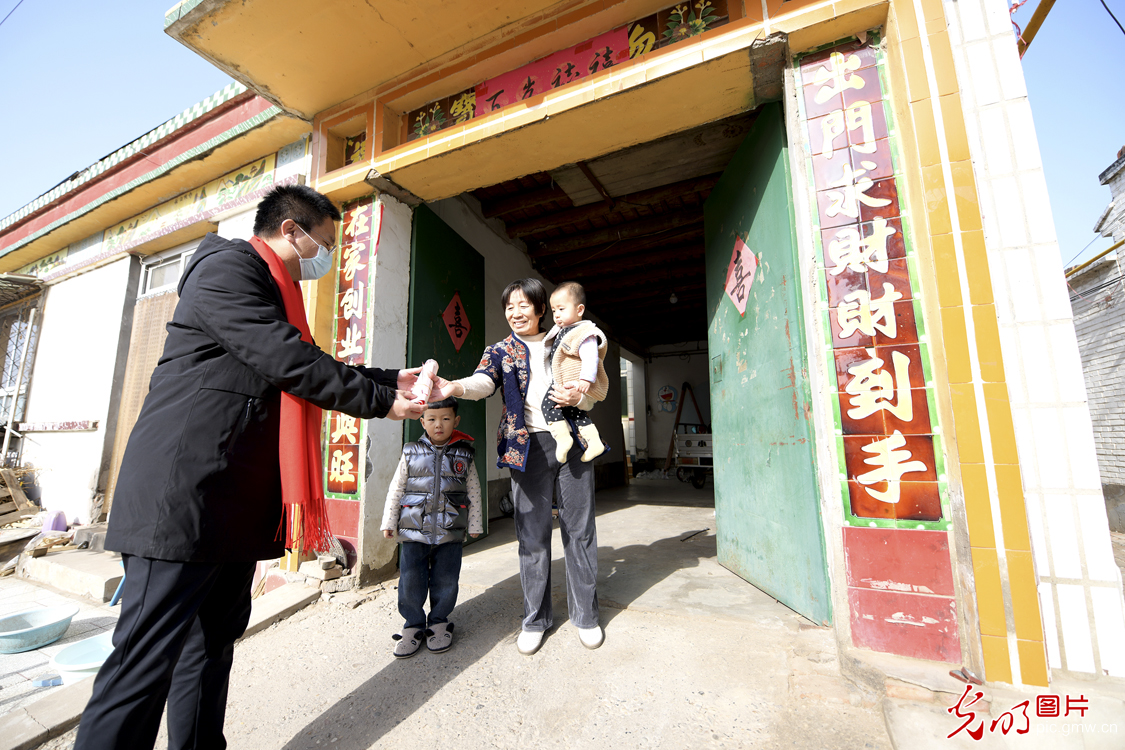 河北文安：写春联 送祝福 迎新春
