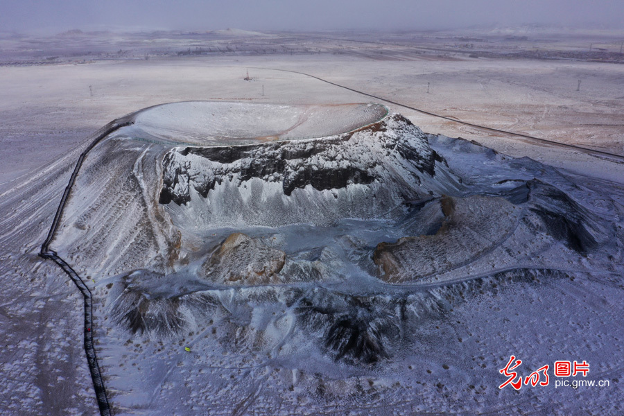 内蒙古乌兰察布:雪后火山别样美