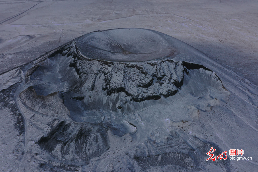 内蒙古乌兰察布:雪后火山别样美