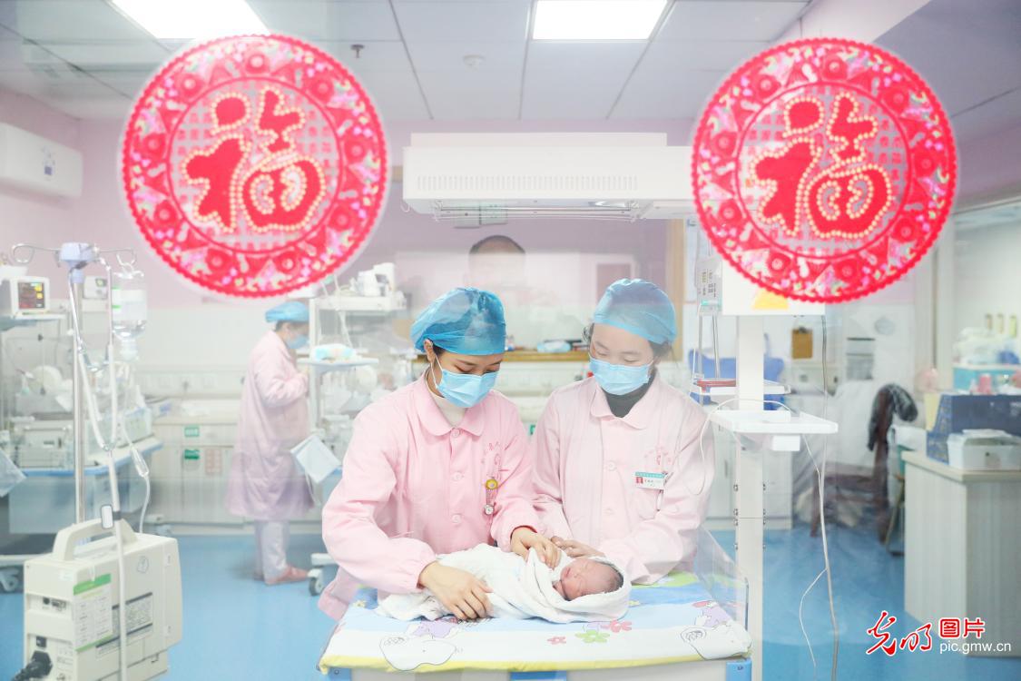 新春走基层·【春节我在岗】医护人员温馨呵护跨年“兔宝宝”