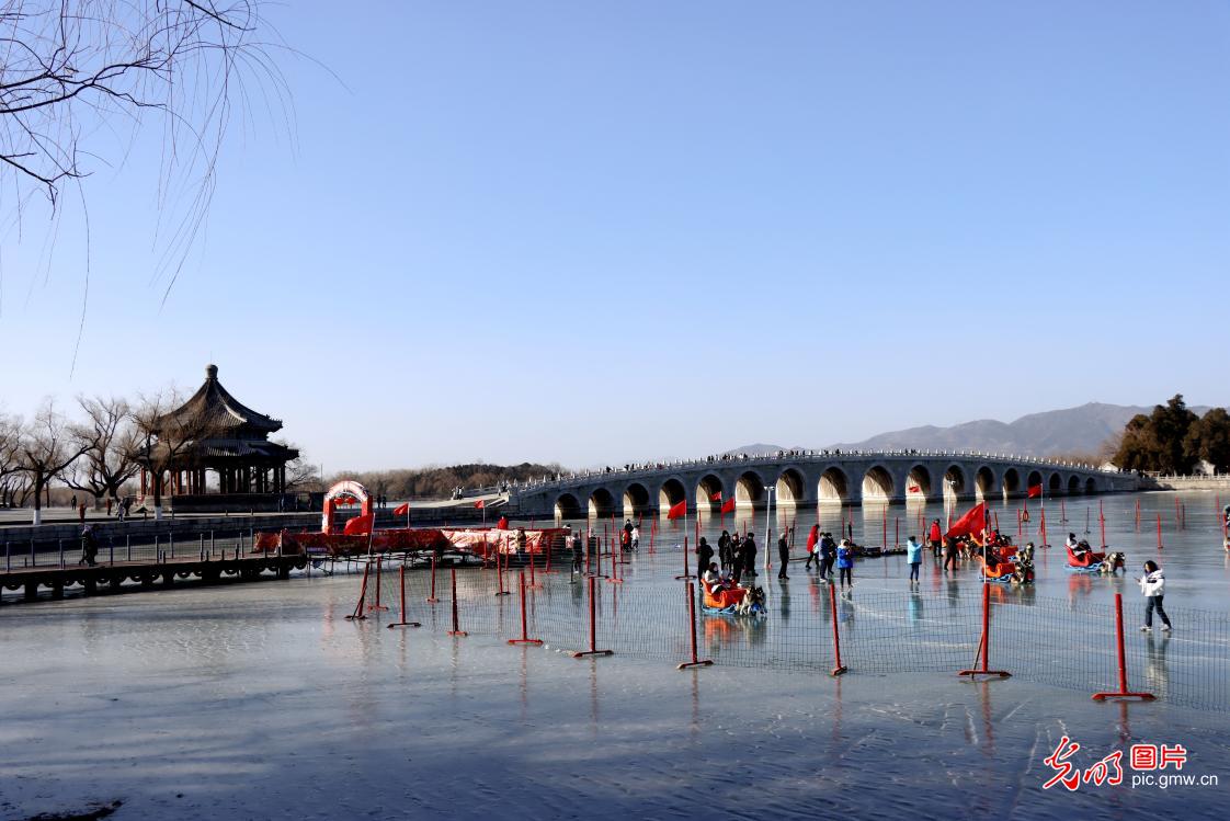 北京颐和园昆明湖上乐享冰趣