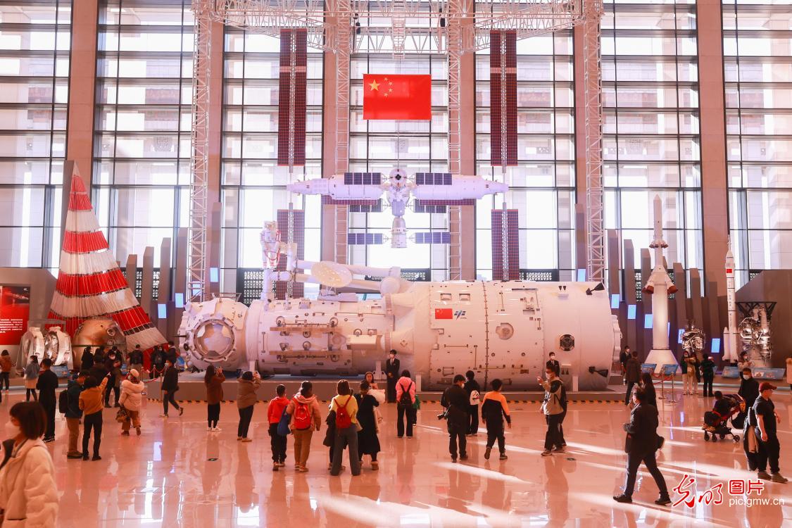中国载人航天工程三十年成就展开幕