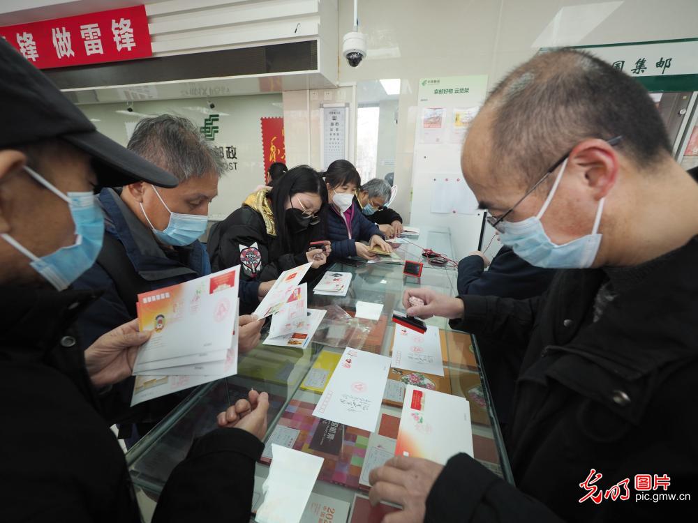 学雷锋纪念日 北京“雷锋邮局”迎来众多集邮迷