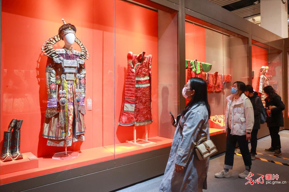 “彩衣——中国女性民族服饰”展在京开幕