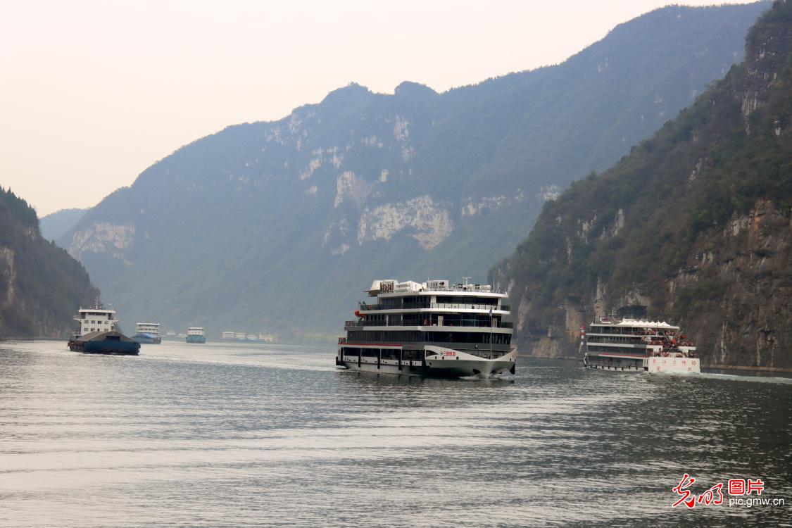 长江三峡“黄金水道”航运繁忙
