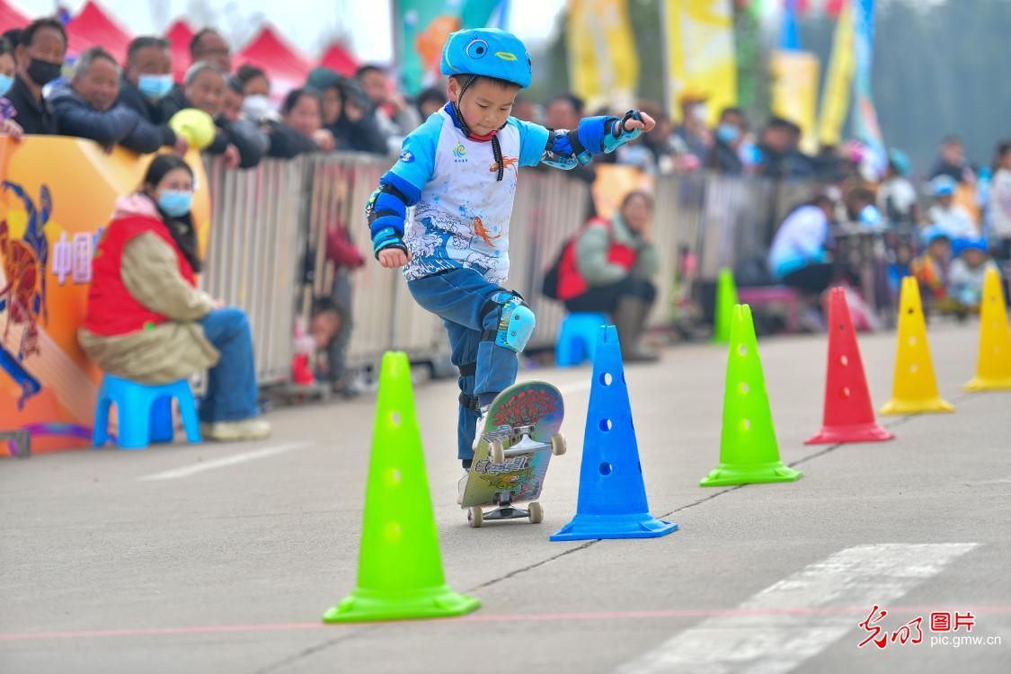 河南洛阳：小浪底轮滑文化节开赛