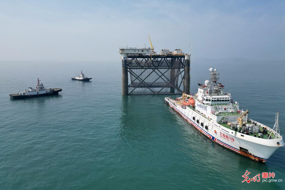 大型深远海智能网箱平台成功安装