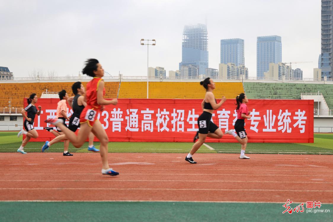 江西南昌：高考体育开考