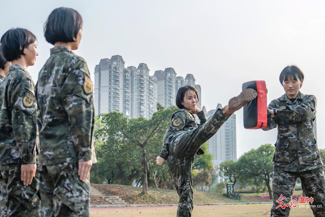 武警女兵开展多课目训练