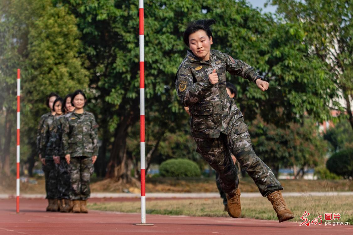 武警女兵開展多課目訓練