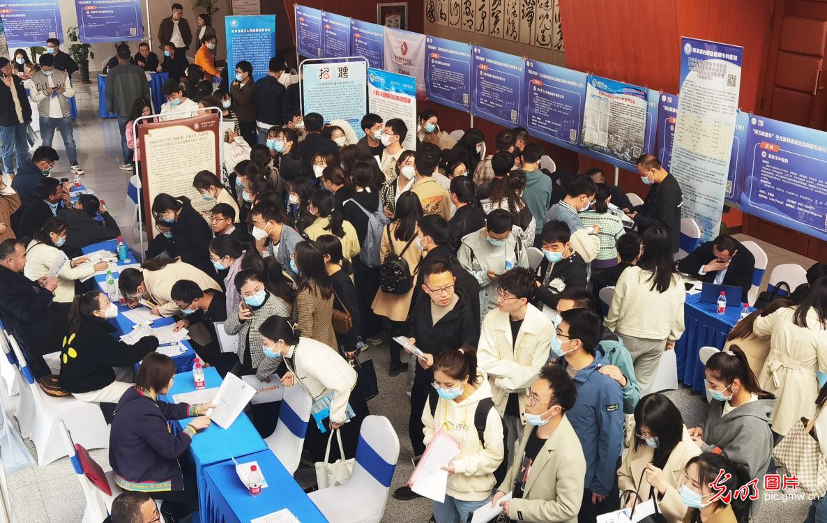兰州大学线下双选会促就业
