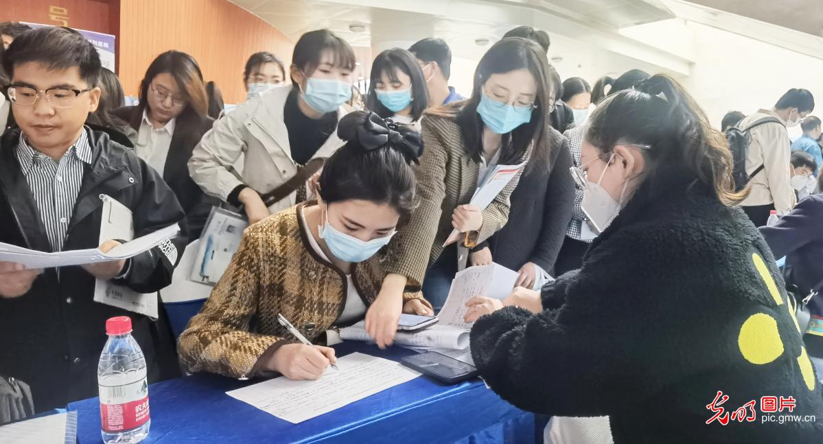 兰州大学线下双选会促就业
