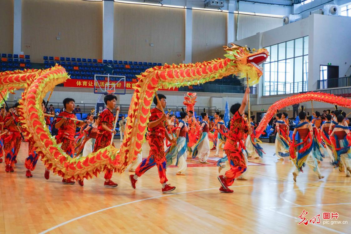 浙江温州：700学生上演“龙狮争霸”